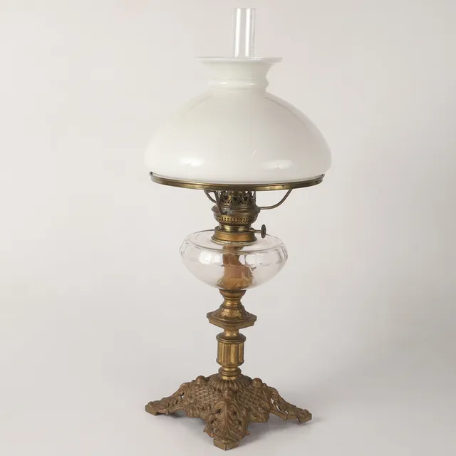 BORDSFOTOGENLAMPA, bronserad metall/glas, sekelskiftet 1800/1900.