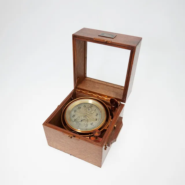 A. LANGE UND SÖHNE, GLASHÜTTE DRESDEN. Marinechronometer / Schiffschronometer, Nr. 5423, Eiche, Messing, um 1910, Deutschland (2).