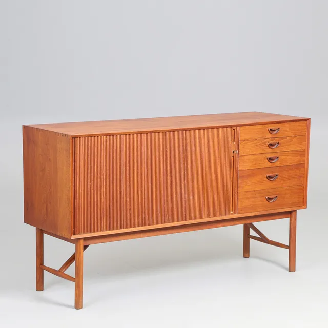 PETER HVIDT (1916-1986) & ORLA MØLGAARD-NIELSEN (1907-1993). Søborg Møbelfabrik. Skænk af massiv Bangkok teak, model 309, ca. 1960.