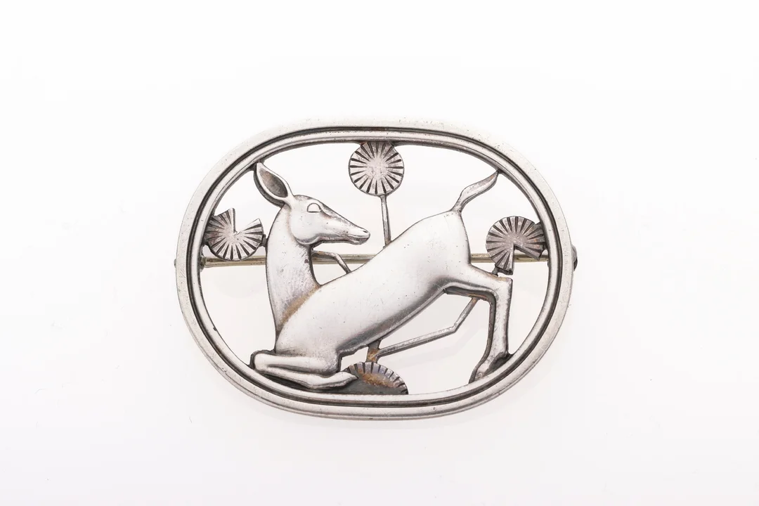 Arno Malinowski for Georg Jensen: A brooch of sterling silver with motif of a deer. Design no. 256. — Jewellery/Brooches — Lauritz