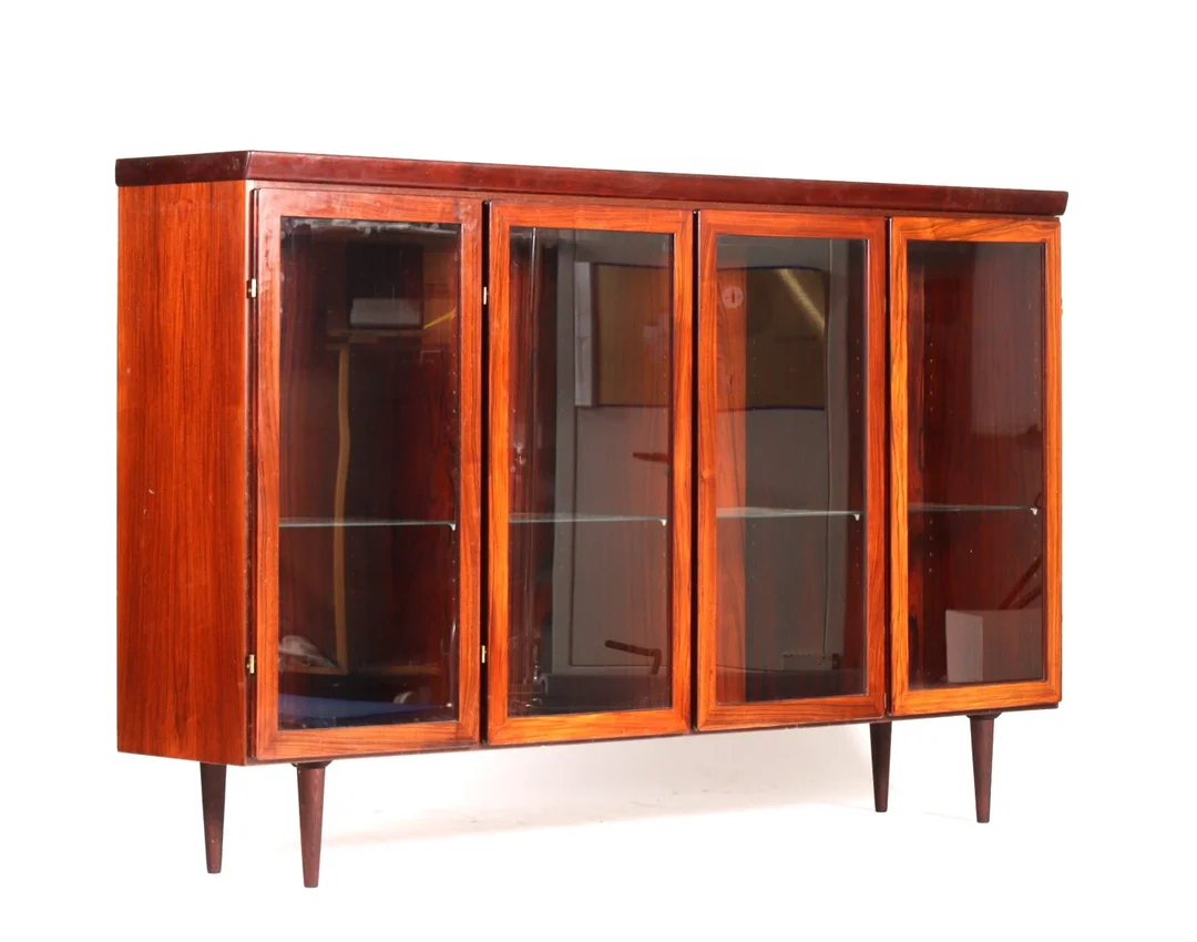 Skovby Furniture. Display cabinet with built-in light. — Furniture/Cabinets, chests of drawers — Lauritz