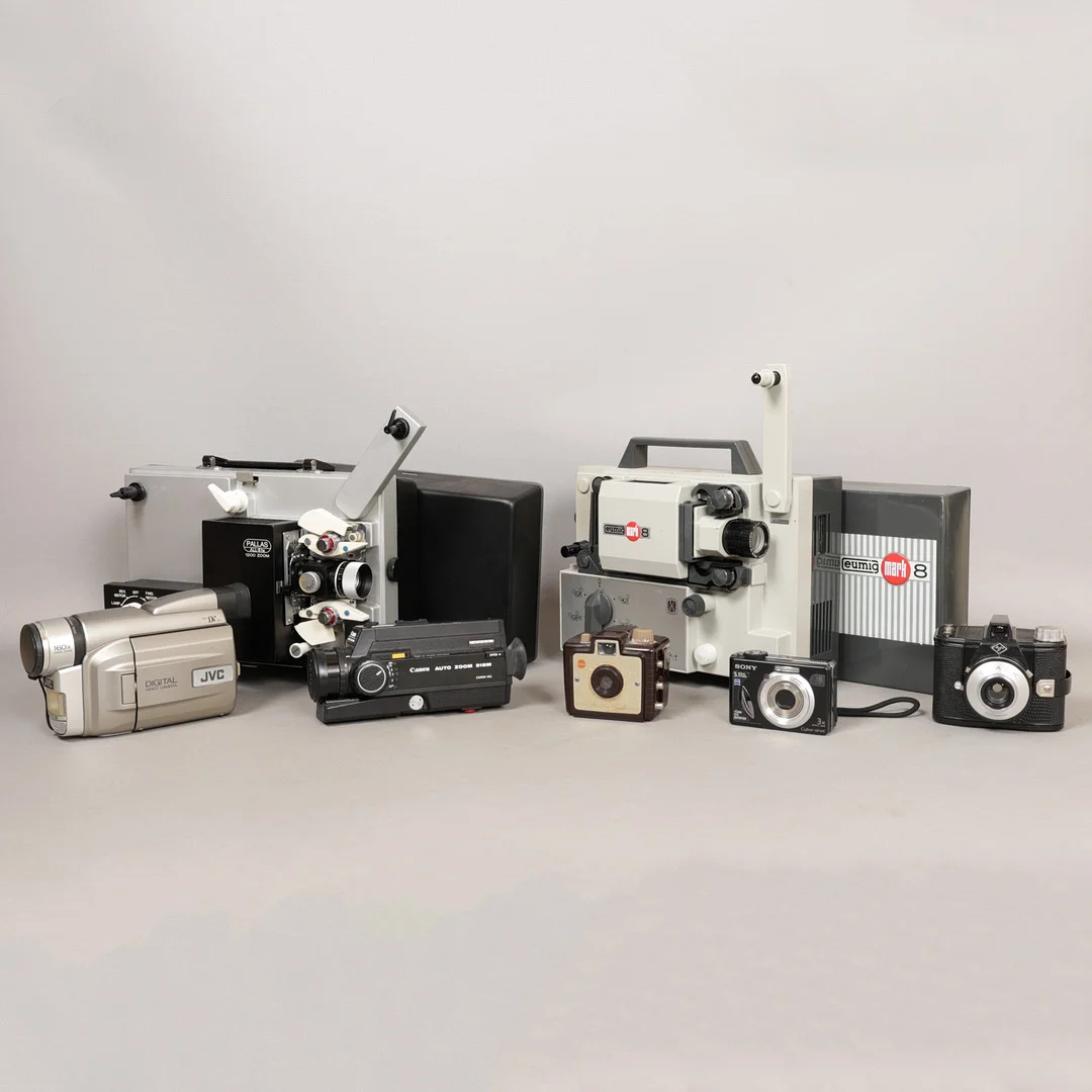 A SELECTION OF CAMERAS AND PROJECTORS (QTY). — Cameras & accessories — Bishop & Miller