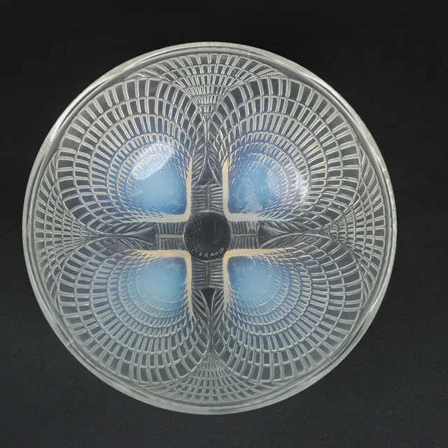 'RENE LALIQUE. En Lalique opaliserende glasskål i Coquilles-design. signeret, Frankrig'.