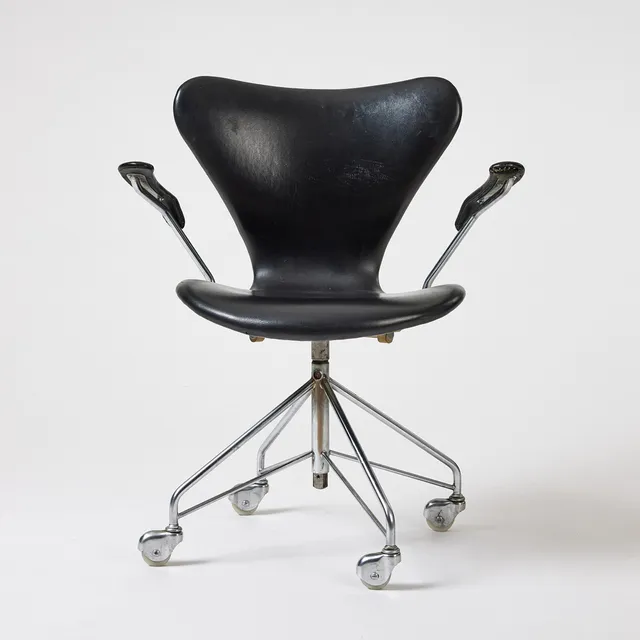 ARNE JACOBSEN. "Sjuan", karmstol på hjul, Fritz Hansen, Danmark 1970.