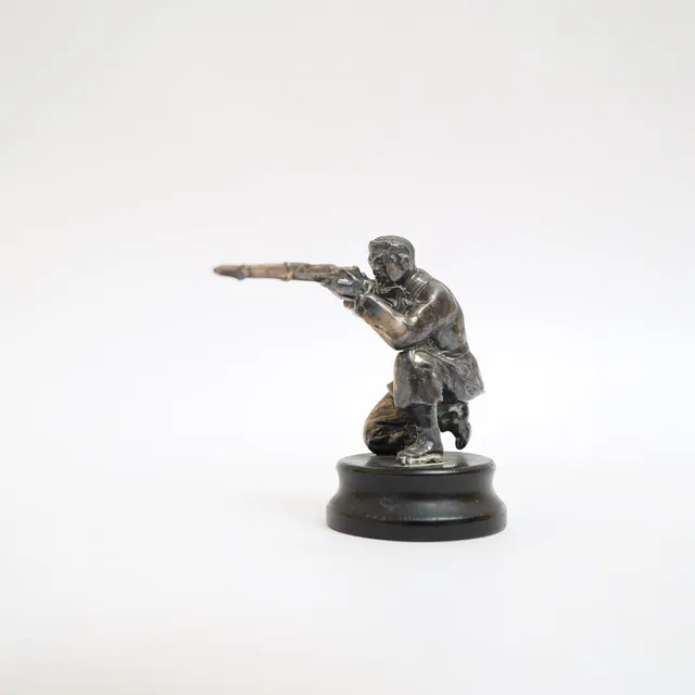 SKULPTUR, föreställande soldat, försilvrad metall, monterad på träsockel.