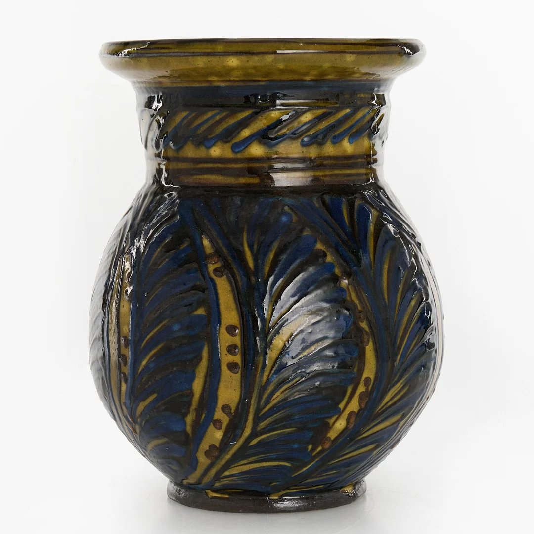 HERMAN A. KÄHLER (DANMARK, 1846–1917). Vas, glaserat lergods, signerad, tidigt 1900-tal. Jugend. — European — Crafoord Auktioner Stockholm