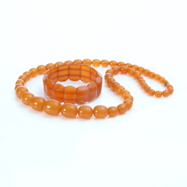 COLLIER OCH ARMBAND. Honungsfärgad bärnsten.