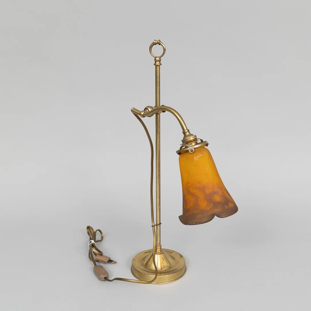 MULLER FRÉRES LUNEVILLE. Bordslampa, Art Nuveau, mässing/glas. — Table Lamps — Garpenhus Auktioner