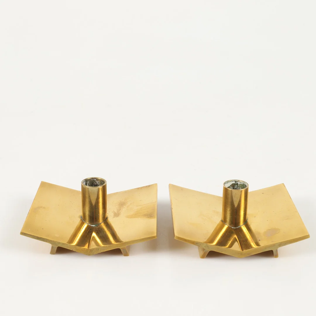 PIERRE FORSSELL. Ljusstakar, 1 par, "Profil", mässing, Skultuna. — Candlesticks — Helsingborgs Auktionskammare