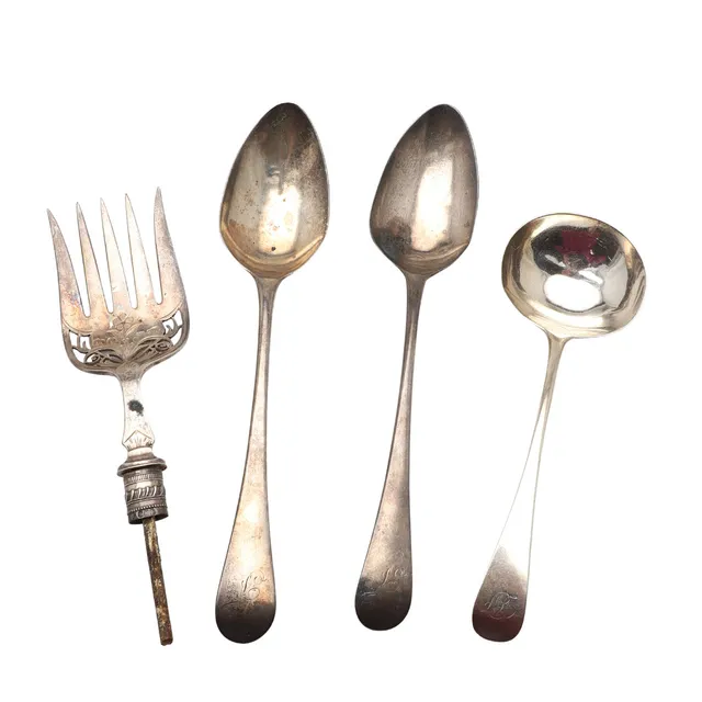 A PAIR OF GEORGE III OLD ENGLISH PATTERN SILVER TABLESPOONS.