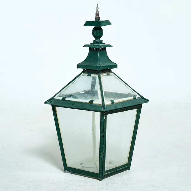 UTOMHUSLYKTA, 1900-talets mitt, målad plåt samt glas.