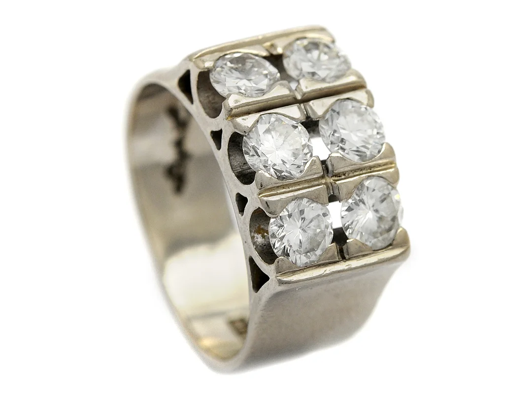 RING, 18K vitguld, 6 briljantslipade diamanter ca 1,73 ctv, ca TW-W(G-H)/VS-SI, Björn Svensson, Stockholm 1975, stl 16,5 mm, vikt 9,3 g, en diamant är skadad. — Smycken/Ring — Kaplans
