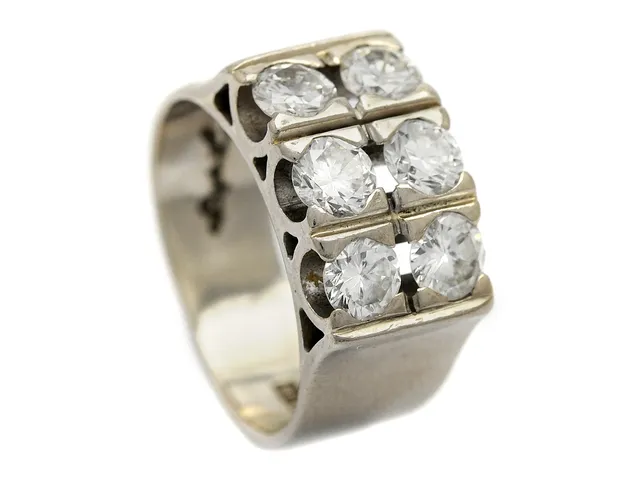 RING, 18K vitguld, 6 briljantslipade diamanter ca 1,73 ctv, ca TW-W(G-H)/VS-SI, Björn Svensson, Stockholm 1975, stl 16,5 mm, vikt 9,3 g, en diamant är skadad.