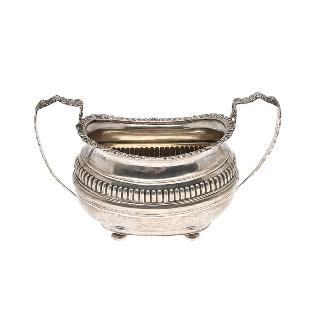 AN EARLY 20TH CENTURY TWIN HANDLED SILVER SUGAR BOWL.
