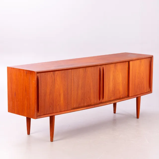 SVEND ÅGE MADSEN. H.P. Hansen Møbelindustri, Randers, Sideboard Modell #32.