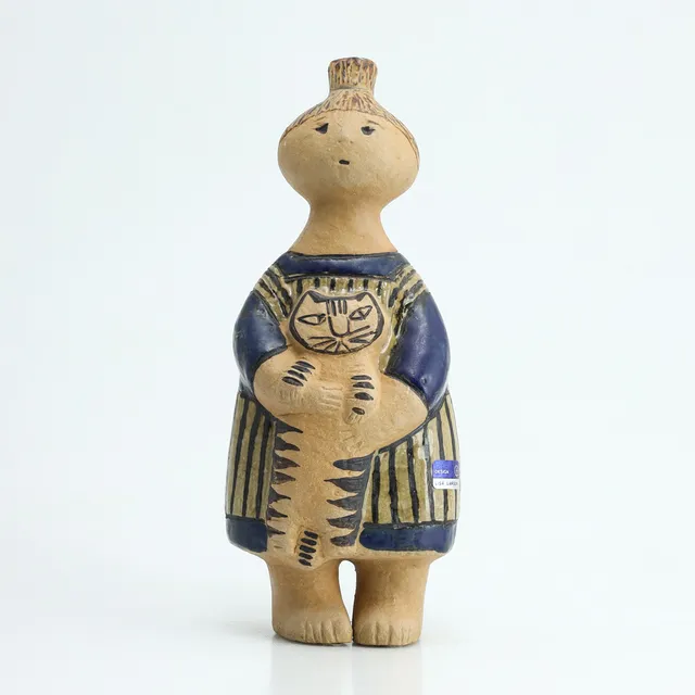LISA LARSON. Figurin "Stina med katt", ur serien "Skulpturer". Gustavsberg, 1950/60-tal.
