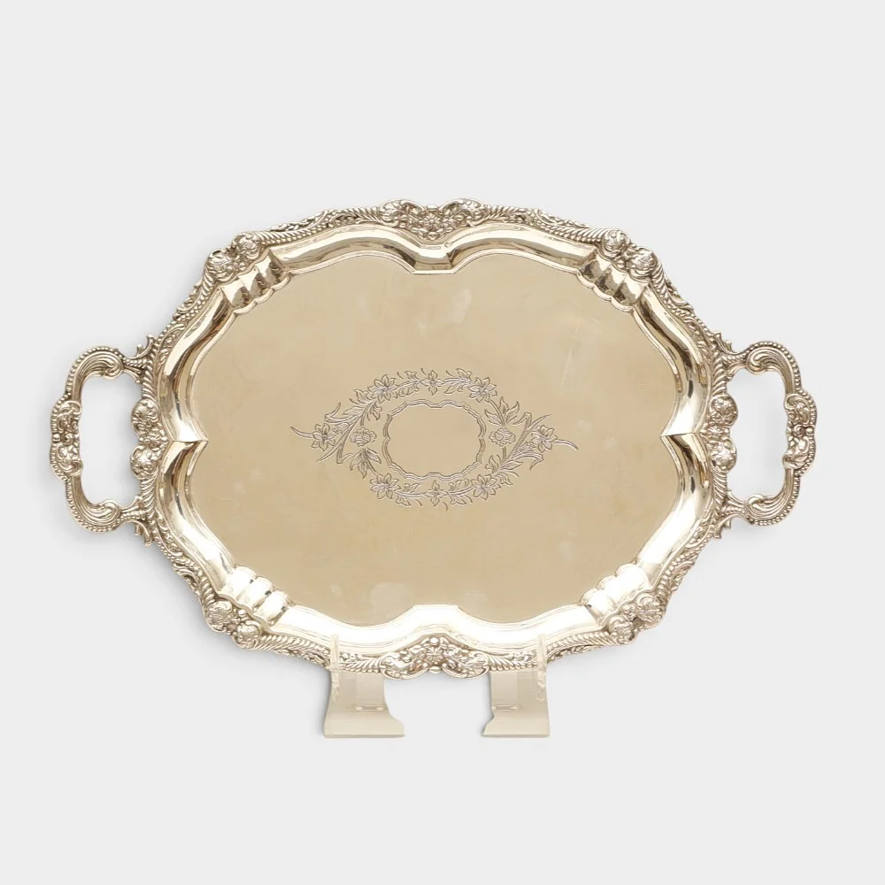Bandeja con doble asa en plata punzonada. Finales siglo XX. — Silver — Barcelona Auctions