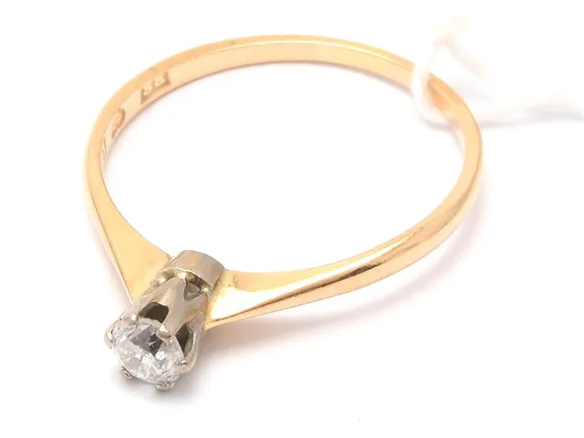 Ring 18K 1,3g Ø16 med diamant 1xca0,16ct, Stämplad B8 (År 1928)