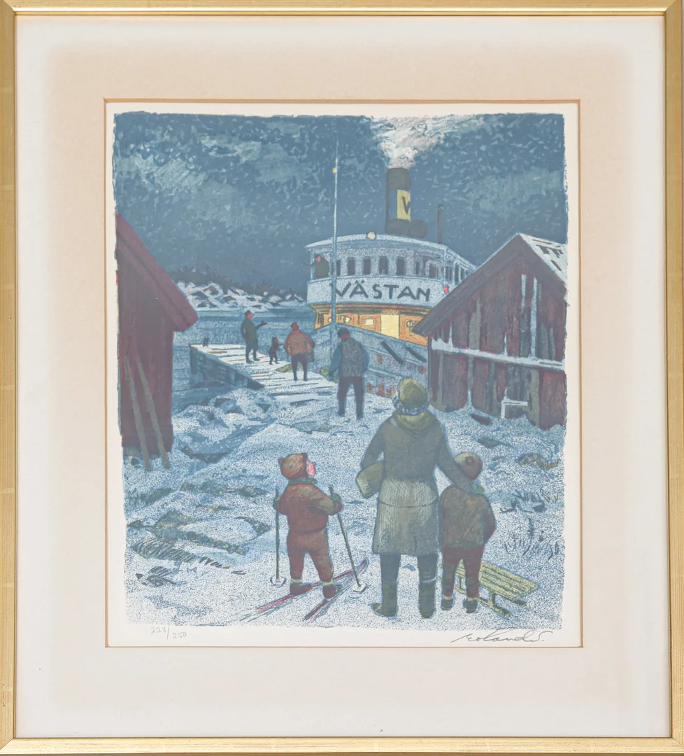 ROLAND SVENSSON. "Båten från staden Västan", litografi, signerad och numrerad 228/250. — Engravings & Prints — Södermanlands Auktionsverk