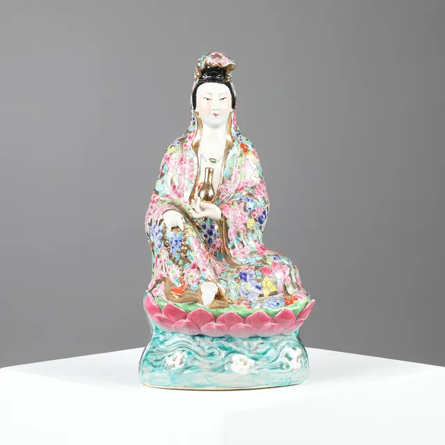 Siddende Guanyin af porcelæn, Kina, 1900-tallet.