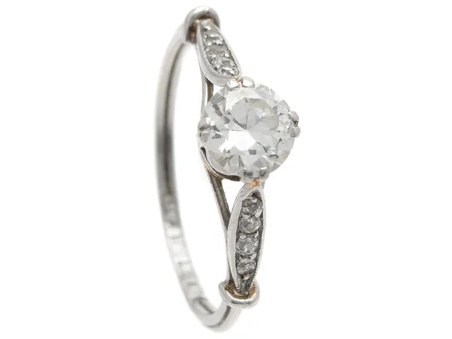 RING, platina, äldre briljantslipad diamant ca 0,60 ct ca W(H)/SI1, 8 åttkantslipade diamanter ca 0,06 ctv, stl 16 mm, vikt 2,1 g.
