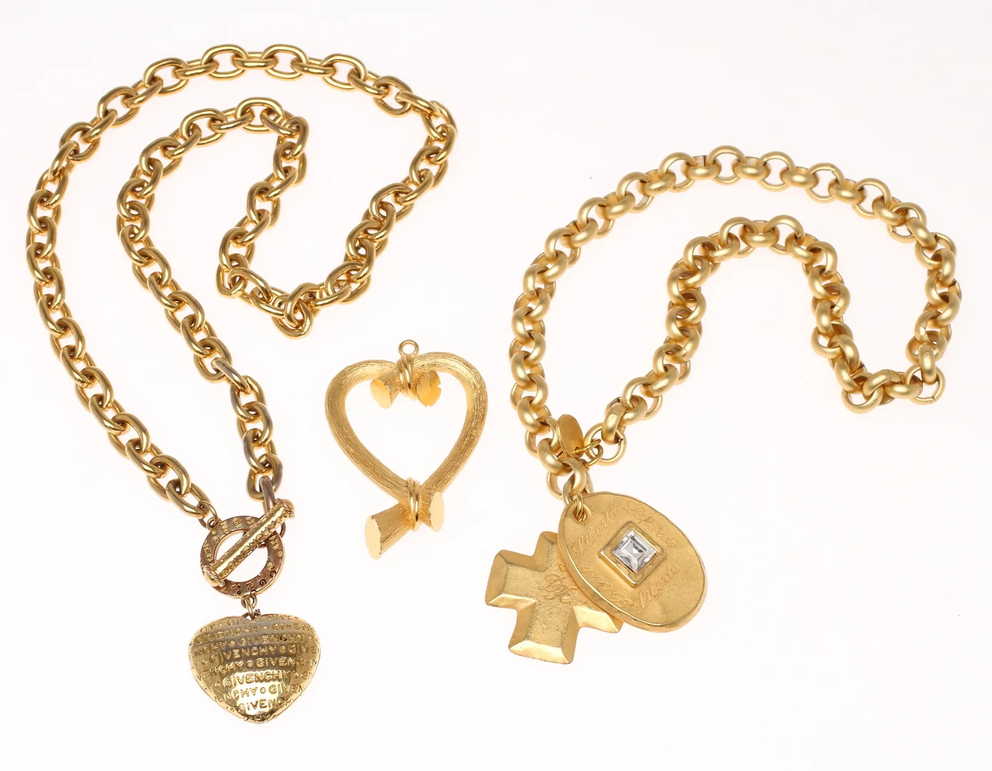 HALSBAND, 2 st samt HÄNGE. Dyrberg Kern, Givency samt Escada. — Jewellery — Auktionshuset Kolonn