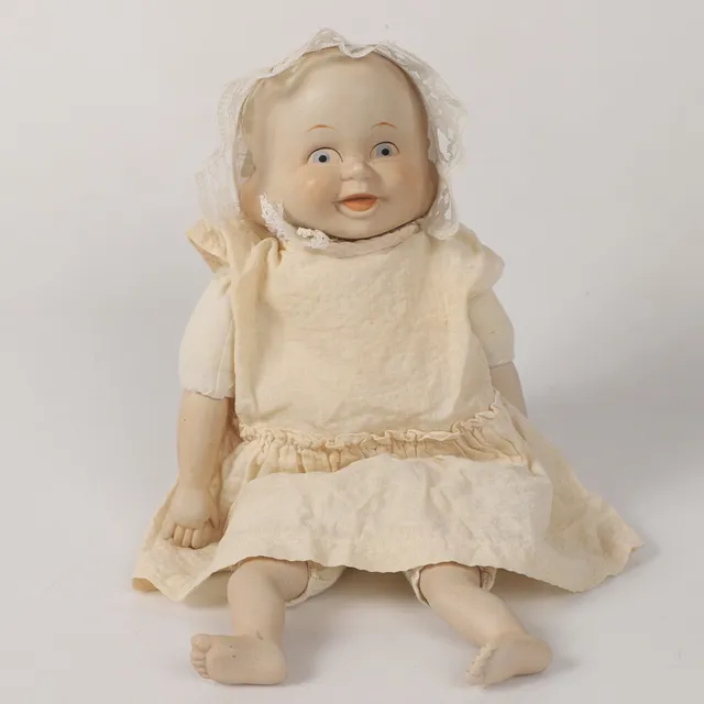 DOCKA, med tre ansikten, porslin/textil, 1900-talets första hälft.