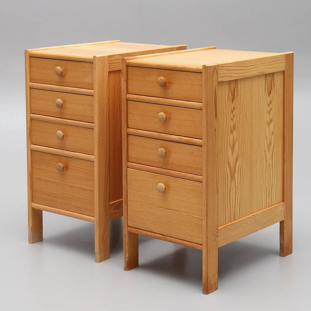 BYRÅER, ett par, furu, 1970/80-tal. — Chests of drawers — Auktionsmagasinet Vänersborg