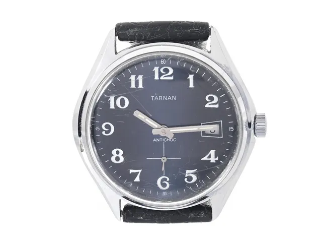 TÄRNAN, herrur, 37 mm, vitmetall, manuell, plexiglas, datum, liten sekundvisare, skadad urtavla, läderband, ca 1975.