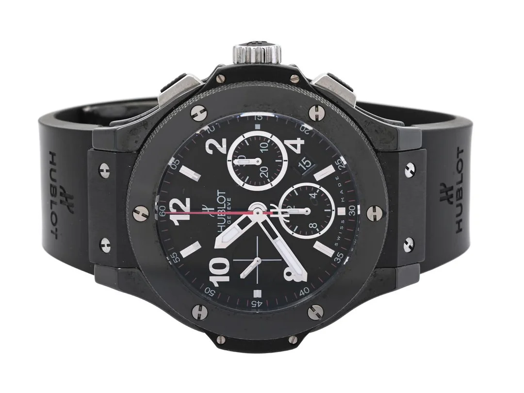 HUBLOT, Genève, Big Bang, Black Magic, Cal HUB 44 (ETA 7750), Serie nr. 693496, Ref nr. 301.CX.130.RX, Boett nr. 301, kronograf, herrur, 44 mm, titan/kevlar/ceramica, automatisk, safirglas (nagg), datum, defekt (akut servicebehov), glasbaksida, integrerat gummiband, viklås (svart PVD), cert, december 2009, box, ytterkartong. — Klockor/Hublot — Kaplans