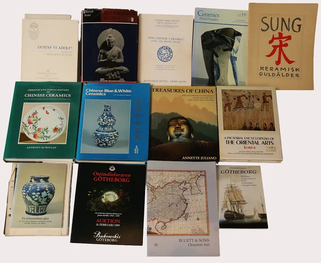 PARTI BÖCKER OM KINESISKT PORSLIN, mm. 14 st. och en SOTHEBYS KATALOG, HONGKONG 12-13/5 1976.