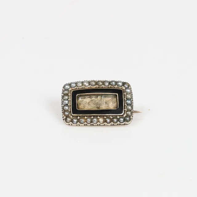 A LATE GEORGIAN MOURNING BROOCH.