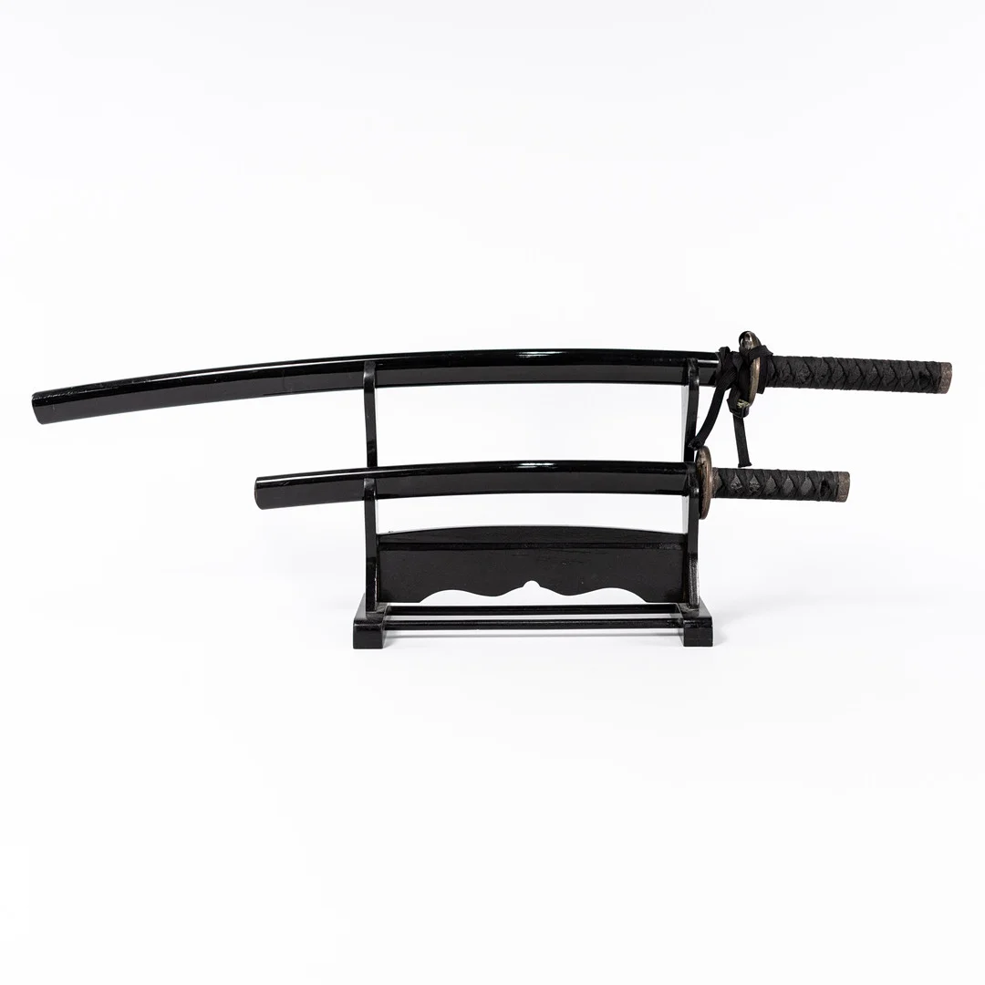 SAMURAJSVÄRD I STÄLL, 3 delar, längd 103 cm och mindre. — Edged weapons — Karljohan Auktioner
