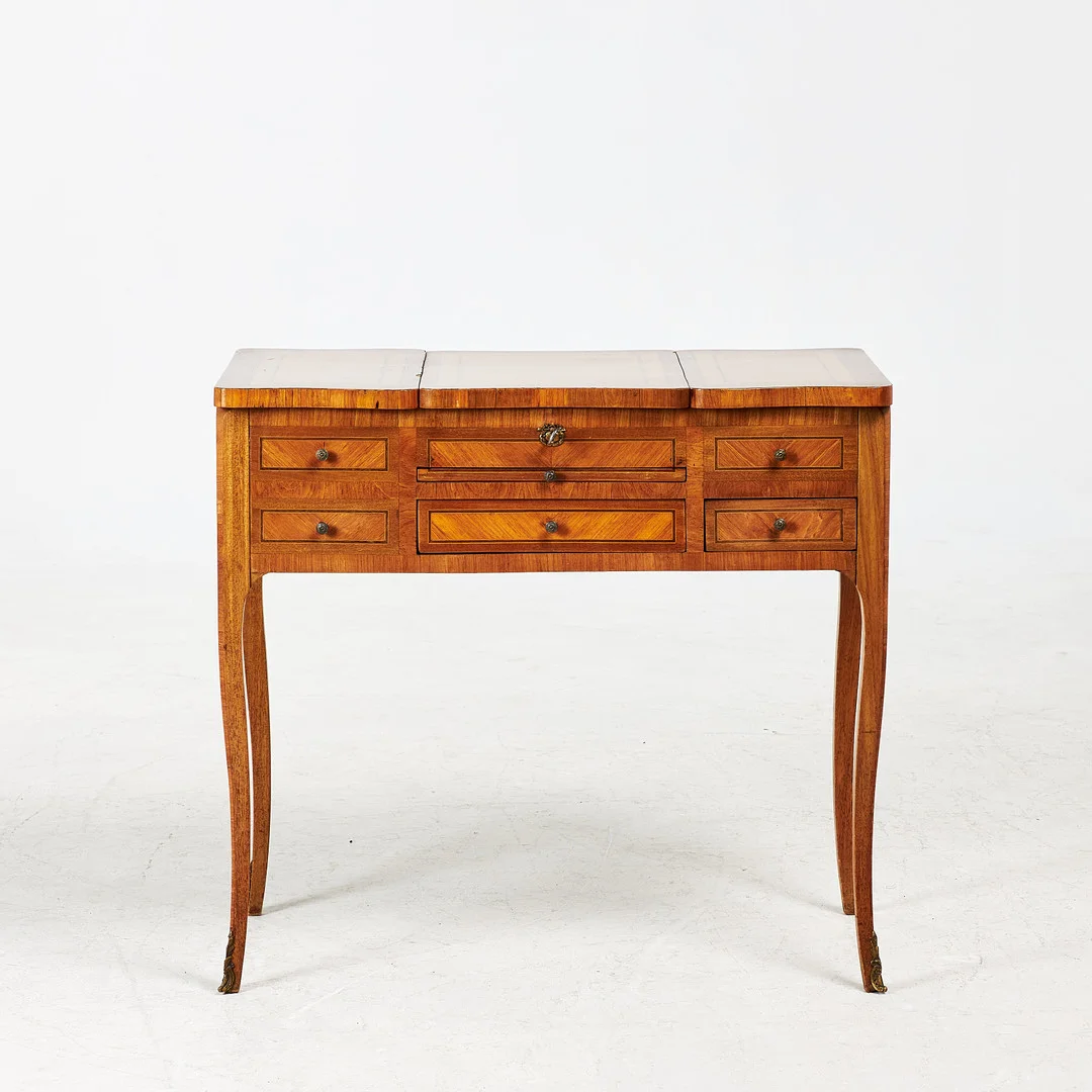 POUDREUSE, England/Frankrike, 18/1900-tal, mahogny, med intarsiadekor i blandade träslag, 3 st draglådor samt 1 st skrivskiva, uppfällbara luckor. — Tables — Stockholms Auktionsverk Sickla