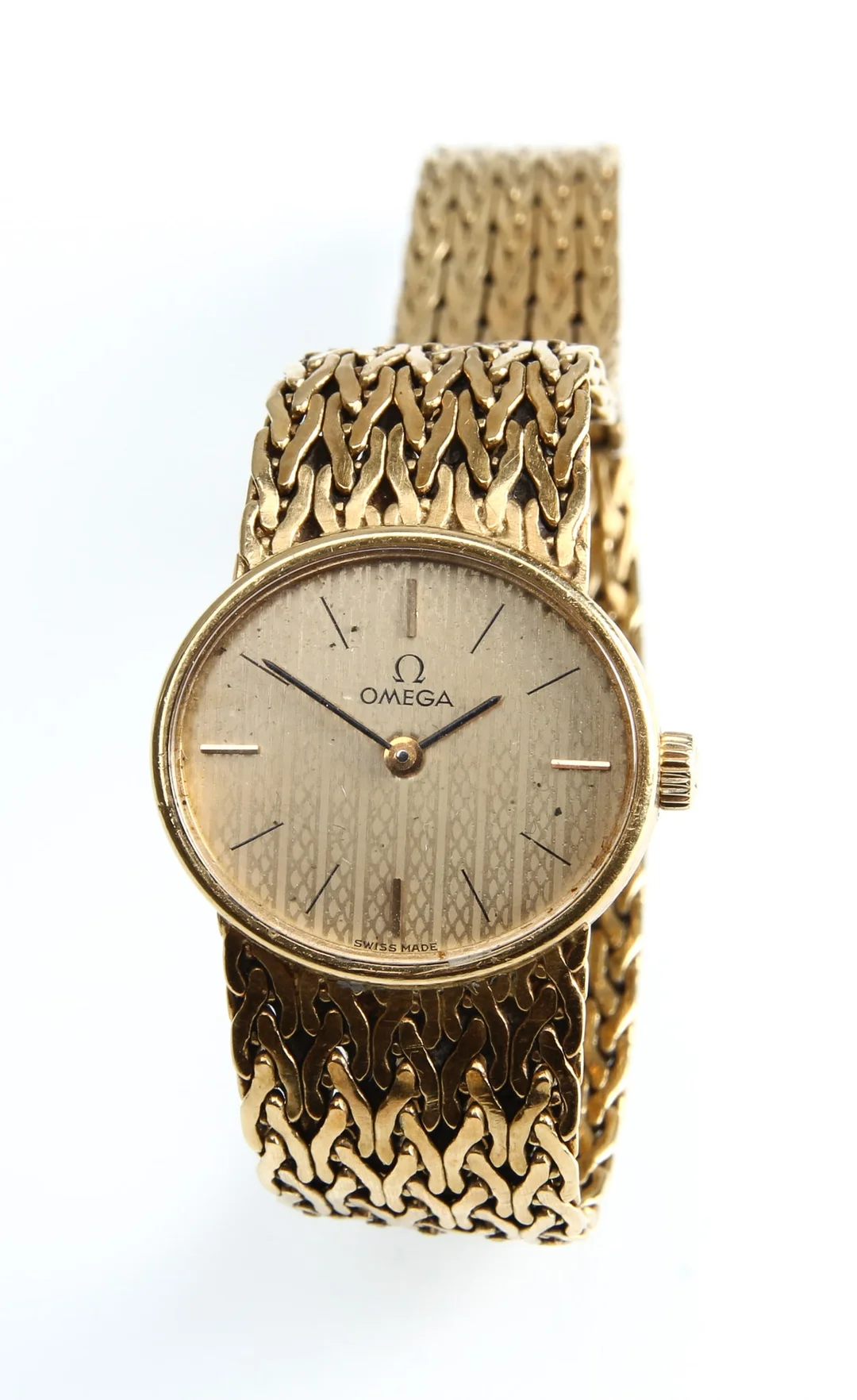 Omega ladies' wristwatch with 18 kt gold case and integrated bracelet. — Watches and clocks/Ladies watches — Lauritz