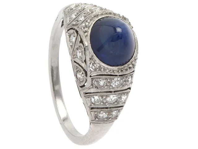 RING, platina, cabochonslipad blå safir ca 1,80 ct, åttkantslipade diamanter ca 0,40 ctv, 4 mindre rosenslipade diamanter, Art Deco, ca 1920-tal, stl 16,5 mm, vikt 4,5 g.