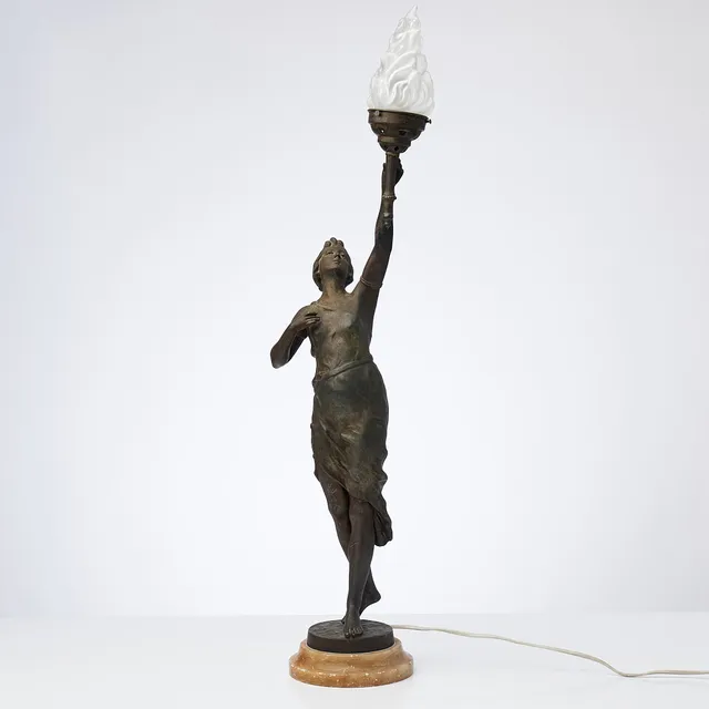 BORDSLAMPA, Jugend, tidigt 1900-tal. Patinerad metall. Stående kvinna uppbärande fackla. Kupa i frostat glas i form av fackla.