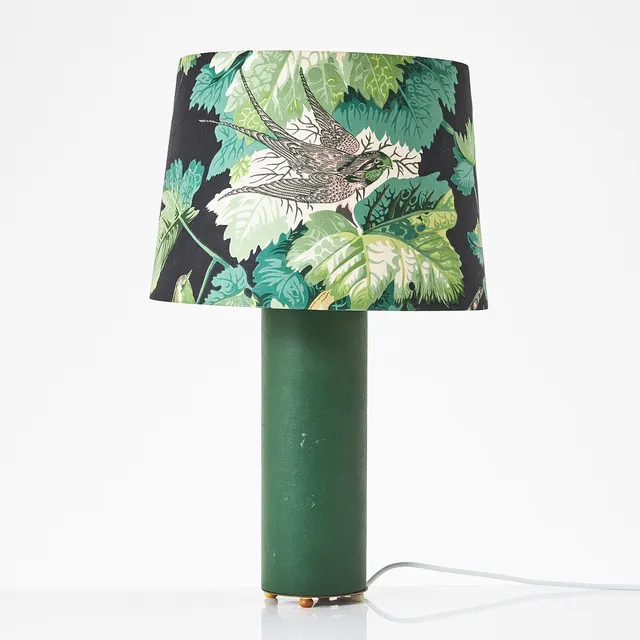 JOSEF FRANK. Bordslampa, modell 2660, Firma Svenskt Tenn 1900-talets andra hälft, grönt läder/konstläder, monteringar i mässing, fötter i trä.