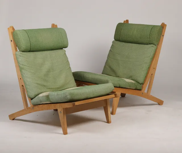 Hans J. Wegner: A pair of armchairs, model GE-375, 1970s (2)