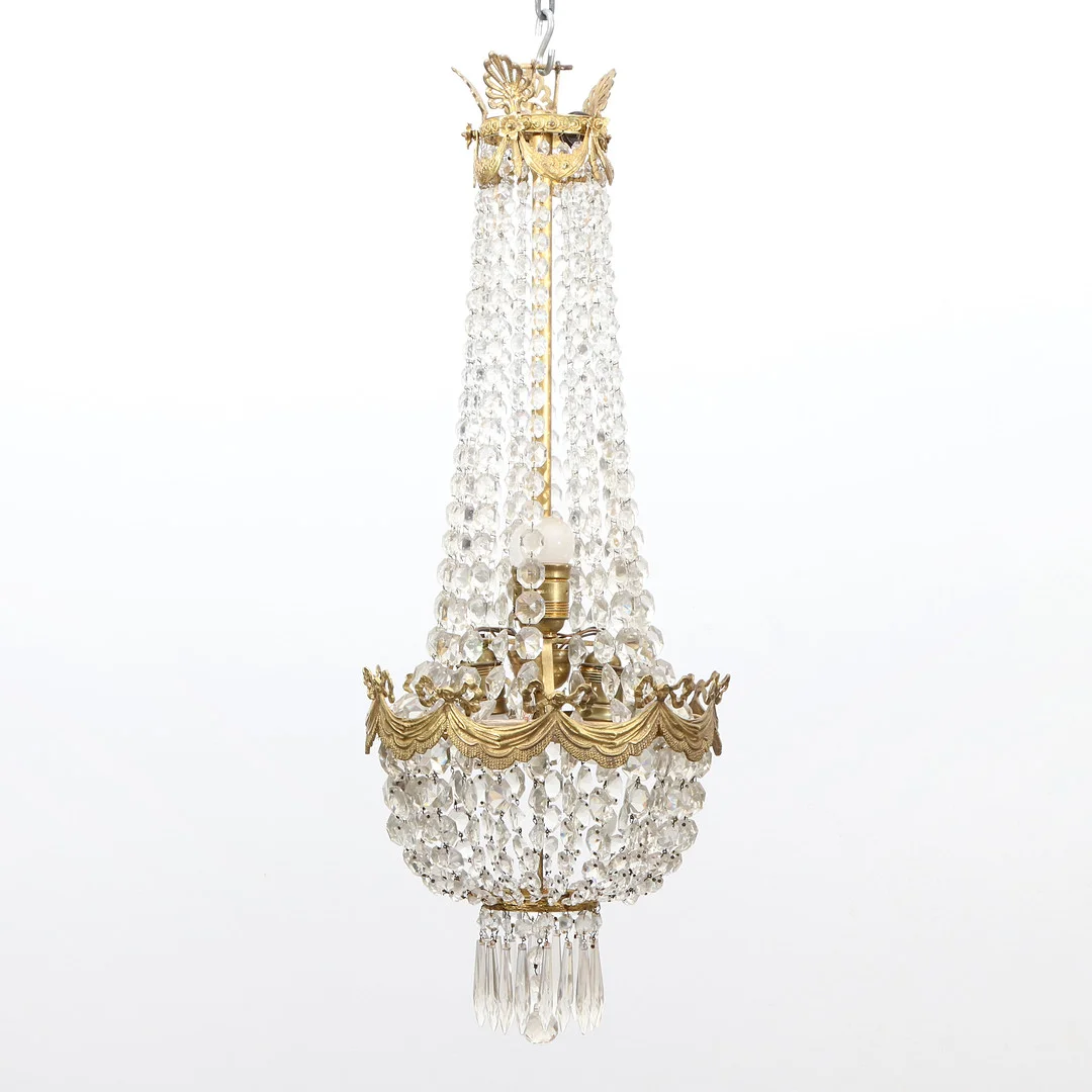 TAKARMATUR MED PRISMOR. Stomme i förgylld mässing behängd med glasprismor. Empirestil, tidigt 1900-tal. — Chandeliers — Skånes Auktionsverk