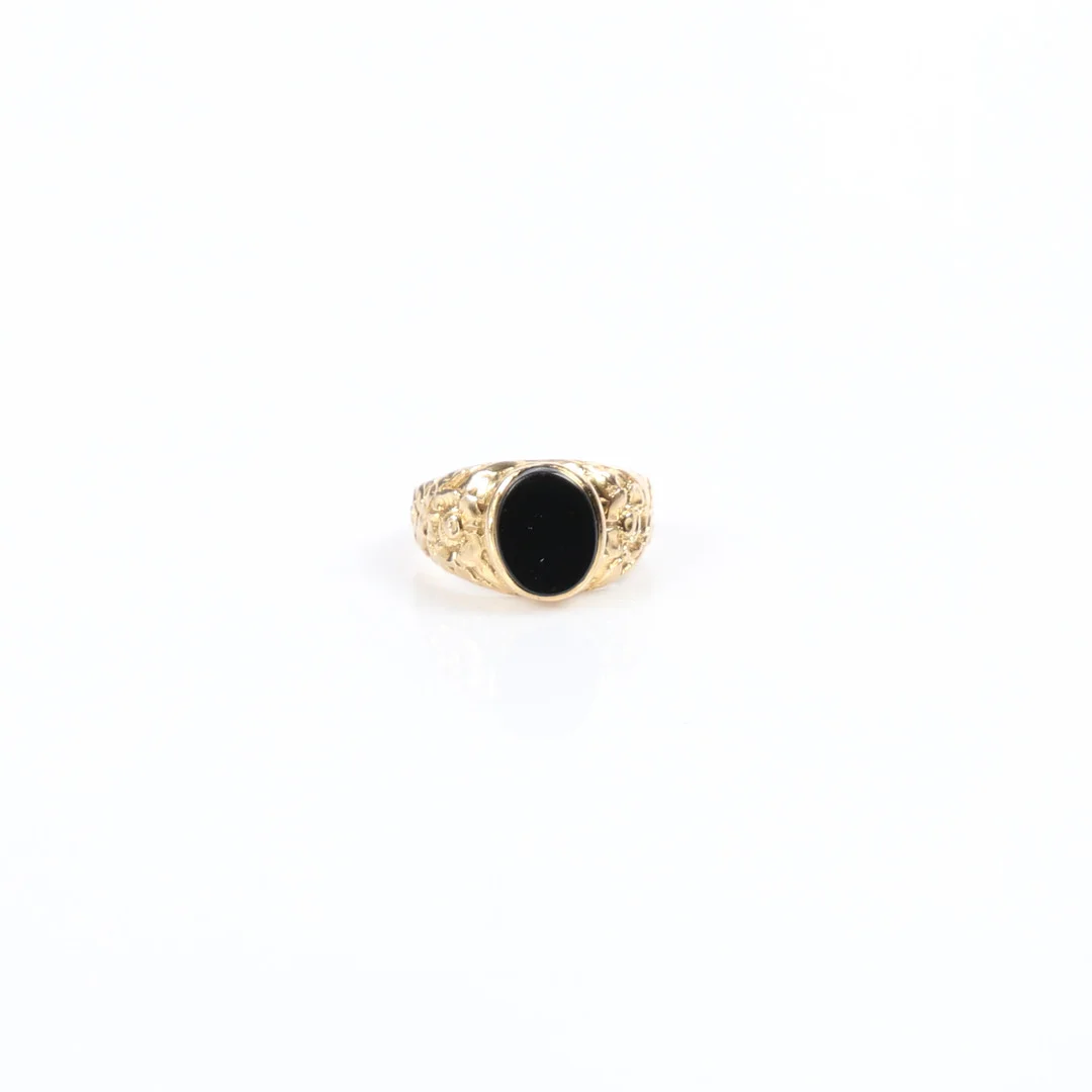 9CT GOLD VINTAGE ONYX SIGNET RING. — Rings — Bishop & Miller