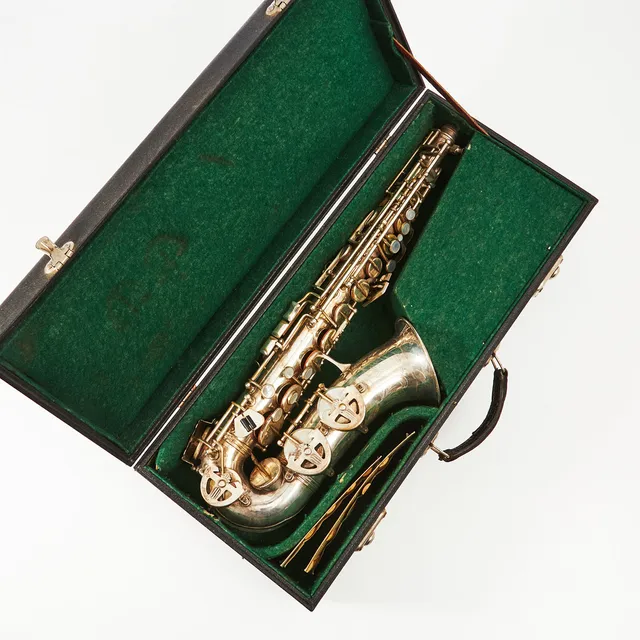 SAXOFON, altsaxofon, Antoine Courtois, ca 1950-tal, Paris, snr 6106, i originaletui, extra rör i originalförpackningar medföljer.