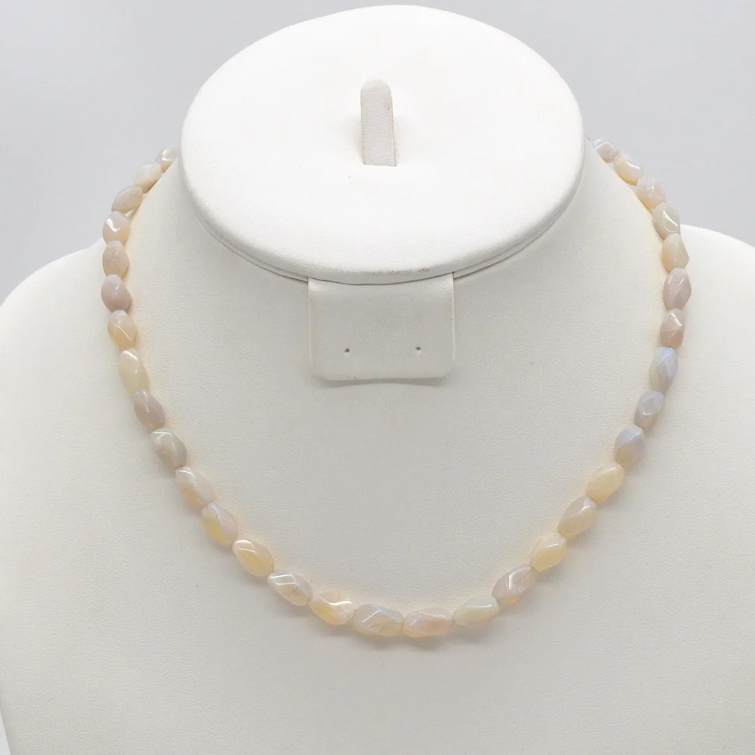 COLLIER AUS OPAL, WEISS MIT VIOLETTEN UND GRÜNEM SCHIMMER, HANDGESCHLIFFEN, VINTAGE, CA. 43CM. — Necklace — Kunst- und Auktionshaus Kleinhenz