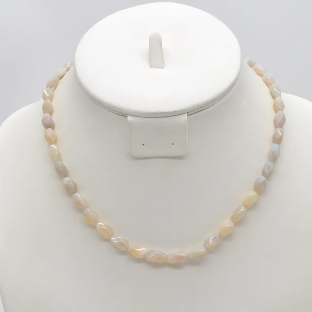COLLIER AUS OPAL, WEISS MIT VIOLETTEN UND GRÜNEM SCHIMMER, HANDGESCHLIFFEN, VINTAGE, CA. 43CM.