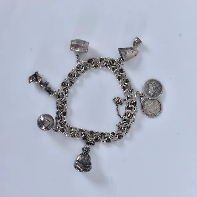 ARMBAND, med berlocker, bismarck, silver.