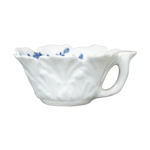 A WORCESTER BLUE AND WHITE BUTTER BOAT, CIRCA 1760.
