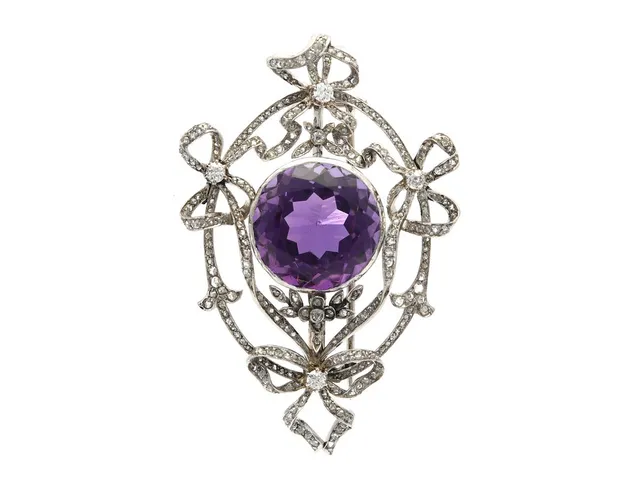 BROSCH, platina, ametist ca 25,00 ct, gammal- och rosenslipade diamanter, antik, mått 6,0x4,0 cm, vikt 24,7 g, omarbetad, ametisten har nagg på kuletten, flera diamanter har nagg och skador, etui.