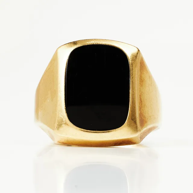 RING, 18 k guld, planslipad onyx, svensk kontrollstämpel.