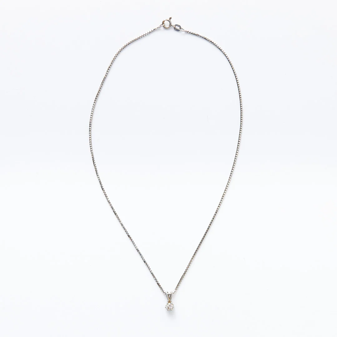 HÄNGE MED KEDJA, 18 k vitguld, briljant 0,25 ct, kedja Italien, Balestra, med svensk kontrollstämpel, hänge med svenska otydliga stämplar. — Necklace — Stockholms Auktionsverk Magasin 5