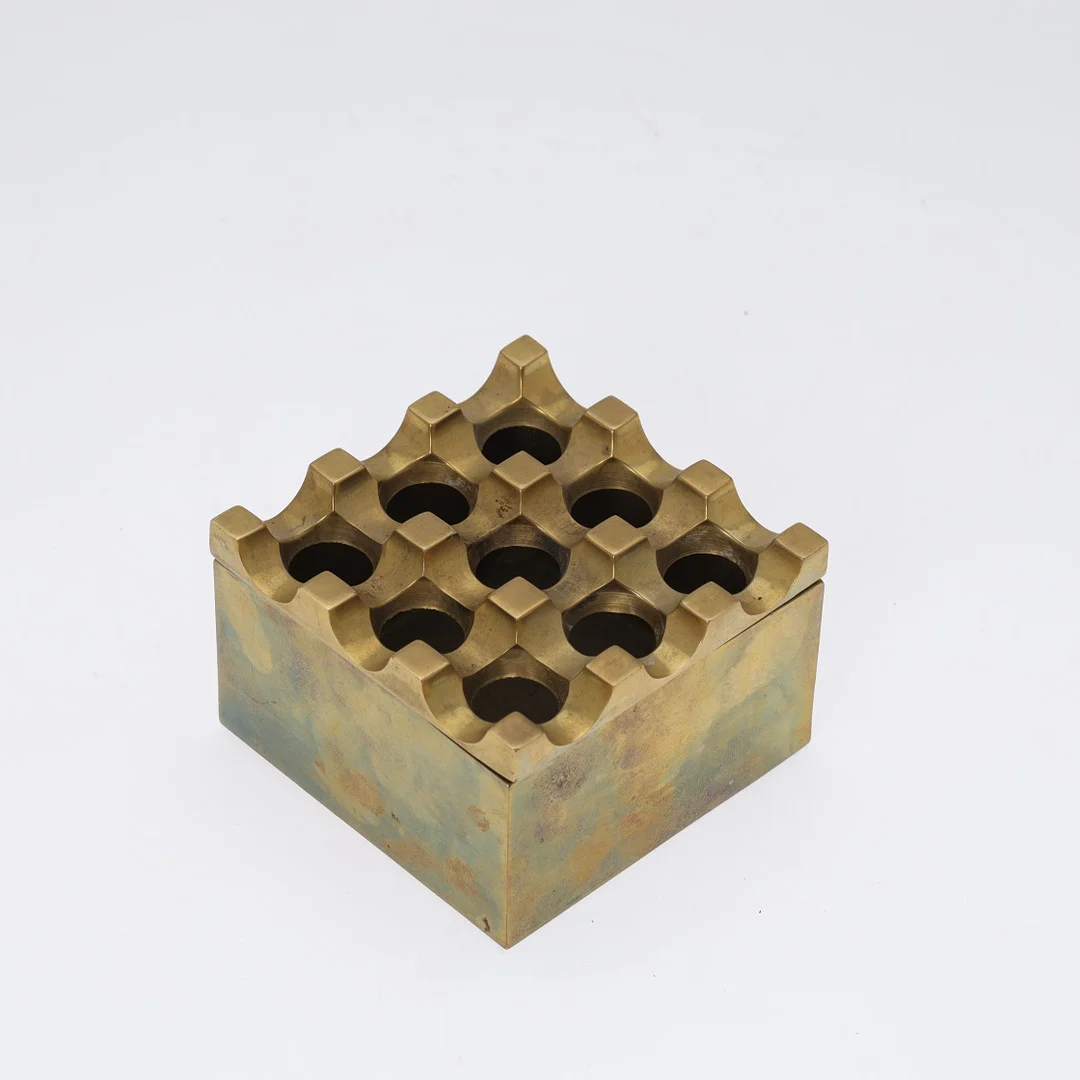 BECK & JUNG (HOLGER BÄCKSTRÖM & BO LJUNGBERG). ASKEBÆGER. Messing. „Ultima“, Sverige. — Pewter, Brass & Copper — Palsgaard Kunstauktioner